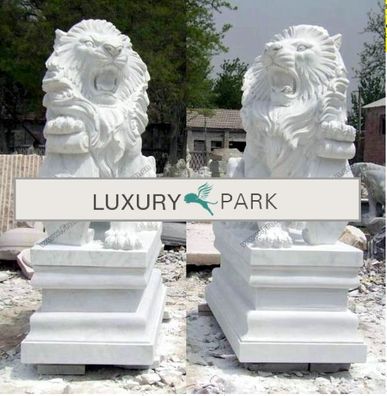 Asien mächtiges Löwen Paar Skulpturen auf Sockeln weißer Marmor. Luxury Park