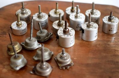 Konvolut 18 x Drehwiderstand Potentiometer Poti Groß Leistungsstark DDR RFT Sammlung