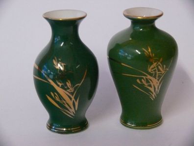 2 Stück Seltene Porzellan Vase grüne Farbe mit Goldrand und Gold Malerei