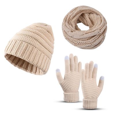 Warmes dreiteiliges Set aus Strickmütze, Schal und Handschuhen