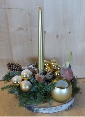 Weihnachtsgesteck 'Praha' Holzscheibe dia. 30 cm goldene Schirme mit Teelicht und h