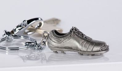 40466 Schlüsselanhänger Fußballschuh aus Metall · silber matt / glänzend 11cm