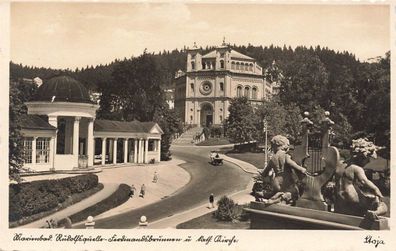 Rudolfsquelle-Ferdinandbrunnen und Kath. Kirche Marienbad Böhmen AK 1943