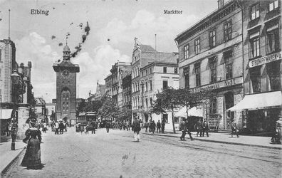 AK Elbing belebte Strasse Markttor, Strumpfwaren Elblag Preußen 1917