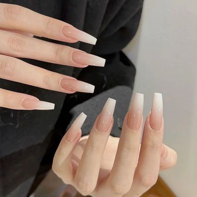 Tragen Sie lange, milchweiße, verlaufende Nailart-Fertigprodukte