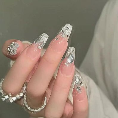 Tragen Sie lange, glänzende Strass-Nagelaufkleber