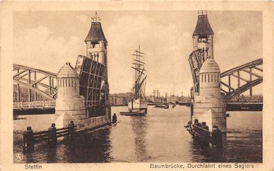 Stettin Baumbrücke Durchfahrt eines Seglers Postkarte AK