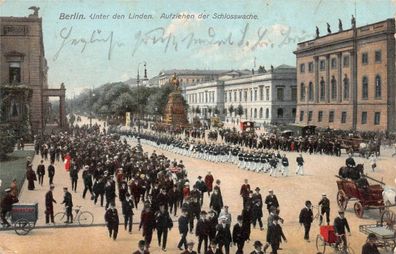 Berlin Unter den Linden Aufziehen der Schlosswache AK 1908