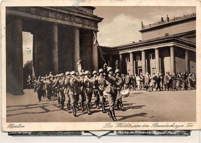 Berlin Die Wachtruppe am Brandenburger Tor Postkarte AK