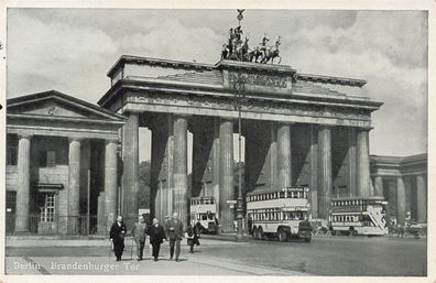 Brandenburger Tor mit Bussen in Berlin Postkarte AK 1938