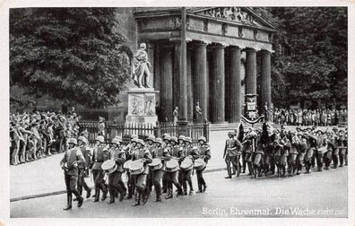 Die Wache zieht auf Ehrenmal in Berlin Postkarte AK