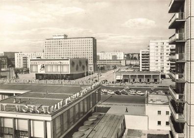 Karl-Marx-Allee mit Hotel Berolina, Kino International Berlin Postkarte AK