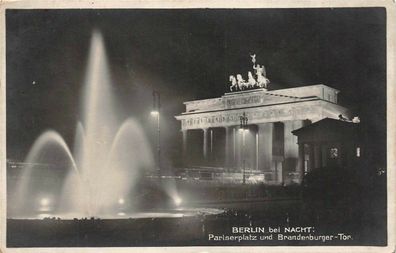 Pariserplatz und Brandenburger-Tor bei Nacht in Berlin Postkarte AK 1933