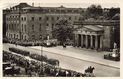 Wacheablösung am Ehrenmal in Berlin Postkarte AK