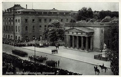 Blick auf Wacheablösung am Ehrenmal in Berlin Postkarte AK