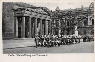 Berlin Wacheablösung am Ehrenmal Postkarte AK