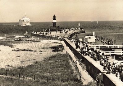 Blick zum Steg in Warnemünde Mecklenburg-Vorpommern Postkarte AK 1969