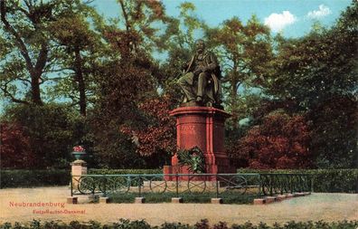 Fritz-Reuter-Denkmal in Neubrandenburg Mecklenburg-Vorpommern Postkarte AK