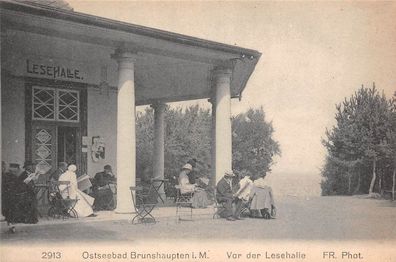 Vor der Lesehalle Ostseebad Brunshaupten Mecklenburg-Vorpommen Postkarte AK