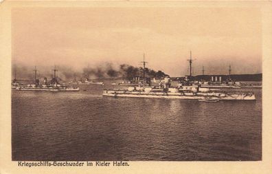 Kriegsschiffs-Geschwader im Kieler Hafen Postkarte AK