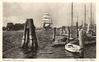 Ostseebad Travemünde Schulschiff im Hafen Postkarte AK