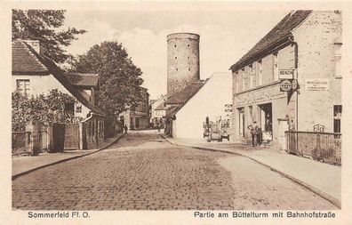 Sommerfeld Ff. O. (Lubsko) Partie am Büttelturm mit Bahnhofsstraße AK