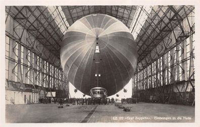 LZ 127 Graf Zeppelin Einbringen in die Halle Postkarte AK