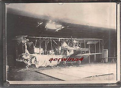 Zerstörte deut. Flugzeug Albatros Flughalle Peronne Frankreich Orig. Großfoto