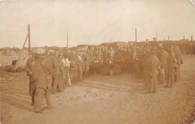 Deutsche Soldaten beim Löhnungs-Appell in Flandern Belgien Foto- AK 1. WK