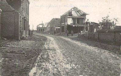 Deutsche Soldaten auf zerstörte Strasse Herlier Westfront 1. WK Foto