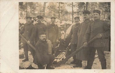 Fotokarte 1. WK Soldaten an deutscher Geschütz Stellung Rußland Winter 1917