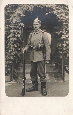 Foto 1. WK Soldat mit Pickelhaube Gewehr Tornister Inf. Reg. 107 Leipzig Sachsen