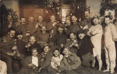 Foto 1. WK Weihnachten Feier Gruppenfoto Soldaten Pickelhaube Preußen Wilhelm II