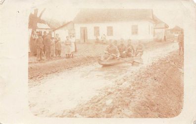 Foto AK 1. WK Soldaten K.u.K. Kraftwagenkol. 154 Kahnfahrt in Wolynien Galizien