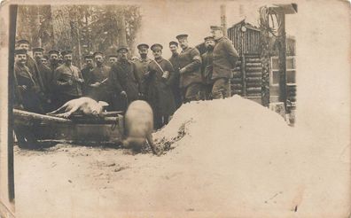 Fotokarte 1. WK deutsche Soldaten beim Schlachtfest mit Grabendolch in Rußland