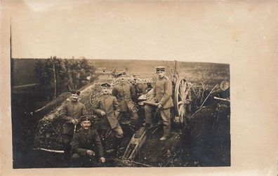 Foto AK 1. WK deutsche Soldaten mit Granate am Geschütz in Geschützstellung