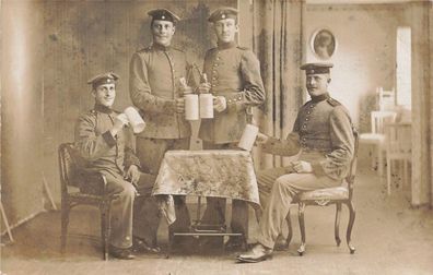 Foto AK 1. WK bayr. Soldaten mit Reservistenkrug des 20. Infanterie-Regiment