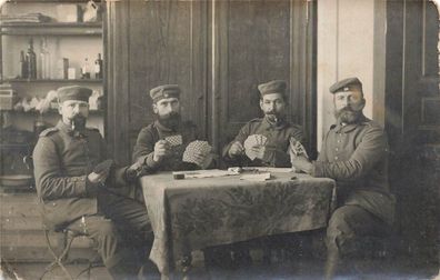 Foto 1. WK Soldaten mit Pfeife beim Karten spielen