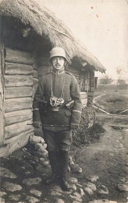 Foto 1. WK deutscher Offizier Stahlhelm Gasmaske einer Sturmabteilung Rußland