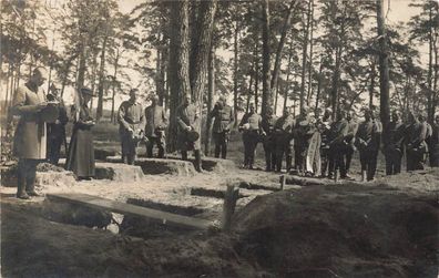 Fotokarte 1. WK Feldpfarrer bei Beerdigung von deutschen Soldaten,