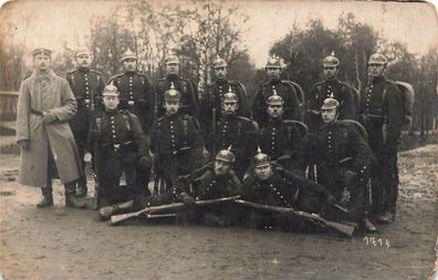 Fotokarte 1. WK Gruppenfoto Soldaten 106 Leipzig mit Pickelhaube Sachsen