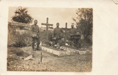 Foto 1. WK Kameraden am deutschen Soldatengrab mit Sachsen Pickelhaube