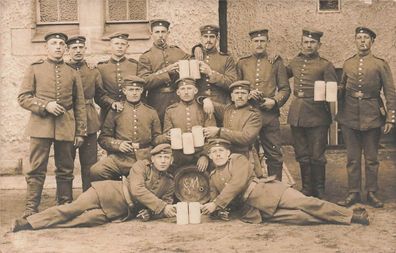 Fotokarte 1. WK Gruppenfoto Soldaten mit Bierkrügen in Fürth Bayern