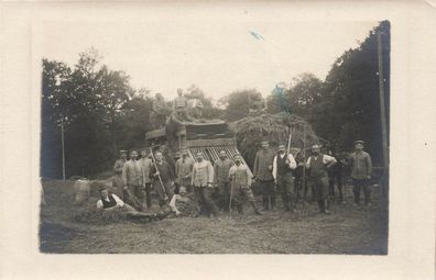 Foto 1. WK Soldaten beim Ernteeinsatz mit Dampfdreschmaschine