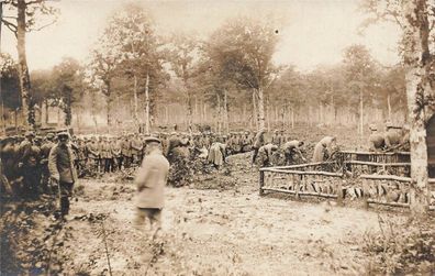 Fotokarte 1. WK Soldaten Artillerie Regt. bei Beerdigung von Kameraden Rußland