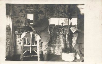 Foto 1. WK Soldat in der Feld Barbierstube Feldfriseur 1916