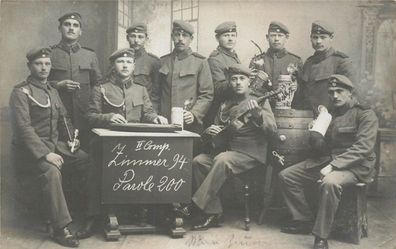 Foto AK 1. WK bayr. Soldaten Schulterklappe 1 mit Reservistenkrug Freising 1911