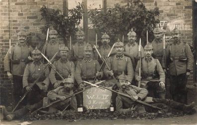 Foto AK 1. WK Gruppenfoto Soldaten mit Pickelhaube 41 Memel Wache Warschau 1915