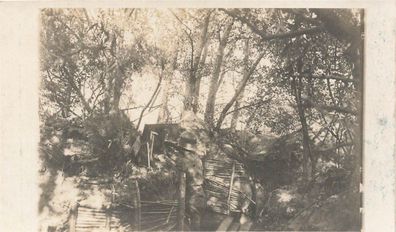 Foto AK 1. WK Soldat mit Stahlhelm im Schützengraben an Gewehr Schießscharte