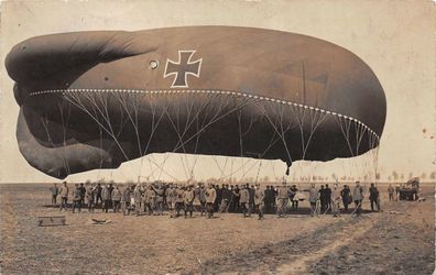 Foto AK deutsche Soldaten Feldluftschiffer mit Fesselballon 1917 Ballonzug 48